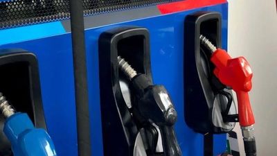 Hai doanh nghiệp xăng dầu trả Giấy xác nhận đủ điều kiện kinh doanh