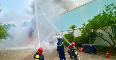 Giải cứu 3 người bị nạn mắc kẹt trong vụ cháy giả định