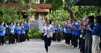 Sau hai môn thi thuận lợi, sĩ tử Hà Nội vững tin với môn Toán vào lớp 10