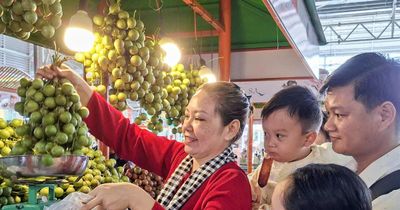 Du khách 'săn' trái cây giá rẻ tại Lễ hội Trái cây Nam bộ 2026