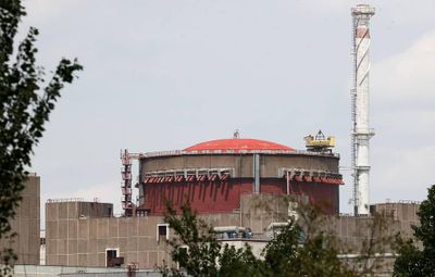 Nga tố Ukraine tấn công nhà máy điện hạt nhân gây một lỗ thủng ở phòng máy, ông Medvedev cảnh cáo Kiev và NATO
