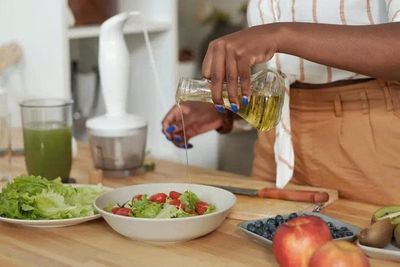 5 loại dầu làm nước sốt salad tốt nhất cho sức khỏe tim mạch