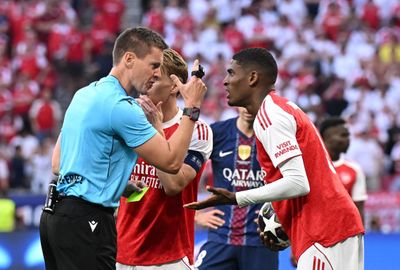 Lý do Arsenal mất quả phạt góc cuối hiệp 1 chung kết Champions League