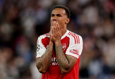 Henry chỉ trích quyết định đá phạt đền của Arsenal