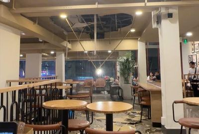 Cận cảnh trần quán Highlands ở TP.HCM đổ sập, mưa xối xả tràn vào