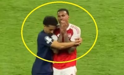 Cầu thủ PSG bỏ ăn mừng làm rung động cả châu Âu