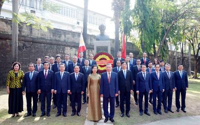 Tổng Bí thư, Chủ tịch nước và Phu nhân dâng hoa tại Tượng đài Bác Hồ ở Manila