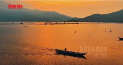 [Video] Hoàng hôn Đầm Lập An – Nơi mặt trời lặn trên những mẻ lưới