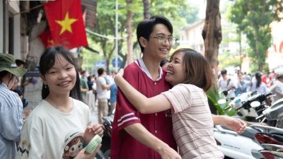 [Ảnh] Những khoảnh khắc xúc động và ý nghĩa trong ngày cuối của kỳ thi vào lớp 10