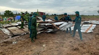 Bộ đội Biên phòng và các lực lượng giúp dân khắc phục hậu quả giông lốc tại xã biên giới Ia Lốp