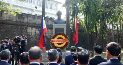 [Ảnh] Tổng Bí thư, Chủ tịch nước và Phu nhân dâng hoa tại Tượng đài Bác Hồ ở Manila