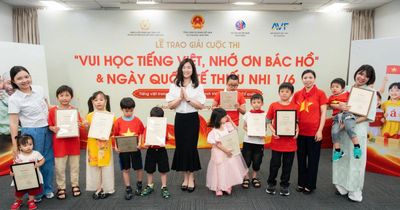Khen thưởng các em nhỏ tham gia cuộc thi 'Vui học tiếng Việt, nhớ ơn Bác Hồ' tại Nhật Bản