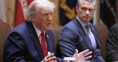 Iran nhắc tới 12 tỉ USD; ông Donald Trump cứng rắn