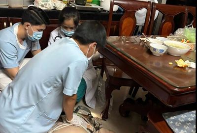 Hóc thịt khi ăn tối, cụ bà 81 tuổi ngừng tim
