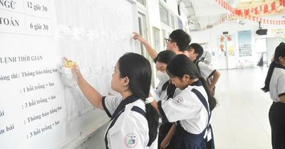 Hình ảnh thí sinh TPHCM hồi hộp làm thủ tục dự thi lớp 10: Kỳ thi quy mô lớn chưa từng có