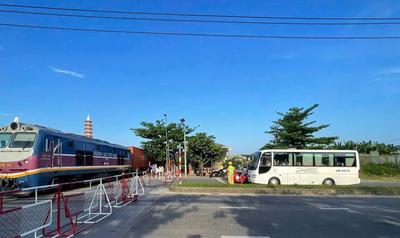 An toàn giao thông: Xử lý nghiêm hành vi cố tình băng qua đường sắt khi tàu đến