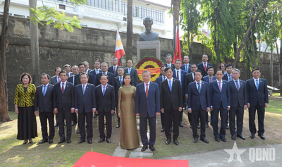 Tổng Bí thư, Chủ tịch nước Tô Lâm dâng hoa tại Tượng đài Chủ tịch Hồ Chí Minh ở Philippines