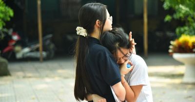 Sĩ tử Hà Nội bật khóc nức nở sau môn Toán kỳ thi lớp 10