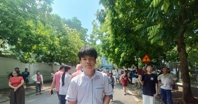 Thí sinh Hà Nội rời phòng thi với nhiều cung bậc cảm xúc