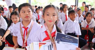 Vừa trông em, cô học trò lớp 4 người Thái vẫn giành 12 giải thưởng