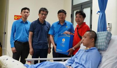 2 nhà giáo được Tổng Liên đoàn Lao động Việt Nam tặng quà