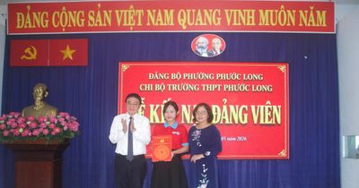 Nữ sinh lớp 12 xúc động khi được kết nạp Đảng trước kỳ thi tốt nghiệp