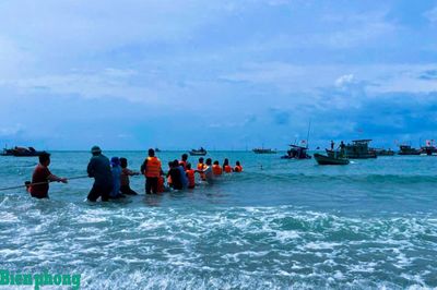 Đồn Biên phòng Hòn Sơn hỗ trợ trục vớt, lai dắt phương tiện bị sóng đánh chìm