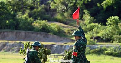 Xem tân binh Biên phòng 'vượt nắng' thao trường thực hiện kiểm tra '3 tiếng nổ'