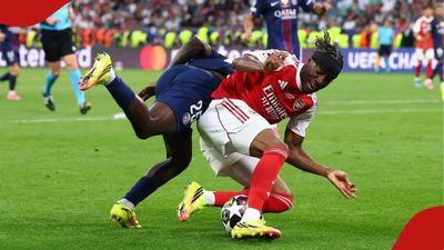 Những tranh cãi làm nên vết gợn cho chung kết Champions League