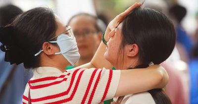 Thí sinh 'bật khóc' vì đề Toán lớp 10 Hà Nội khó hơn năm ngoái