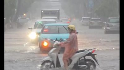 Mưa lớn gây ngập nhiều tuyến đường ở Nha Trang
