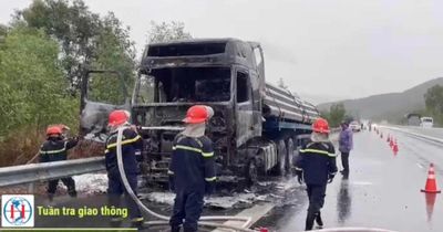 Xe đầu kéo bất ngờ bị cháy rụi trên cao tốc Nha Trang - Cam Lâm
