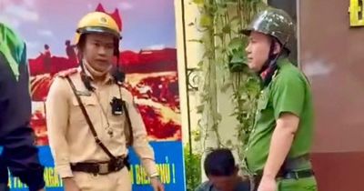 Hà Nội: Khống chế đối tượng cầm bồ cào đập phá xe người đi đường