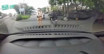 Vụ người đi ô tô hỏi CSGT 'em có biết anh không': Tài xế bị phạt 19 triệu đồng