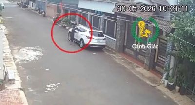 Thót tim clip bé trai 12 tuổi lái ô tô qua nhiều hẻm ở Đắk Lắk, va quẹt taxi