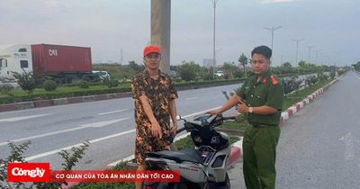 Công an phường tìm lại xe máy cho người dân sau tai nạn trong đêm mưa