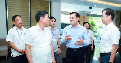 Chủ tịch UBND tỉnh Nghệ An Võ Trọng Hải kiểm tra công tác chấm thi tuyển sinh lớp 10 và tuyển sinh vào Trường THPT chuyên Phan Bội Châu