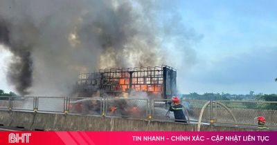 Xe tải cháy ngùn ngụt trên cao tốc ở Hà Tĩnh