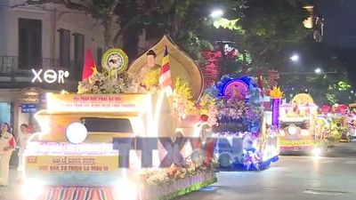 Đông đảo Phật tử đón rước Xá lợi Phật tại chùa Quán Sứ