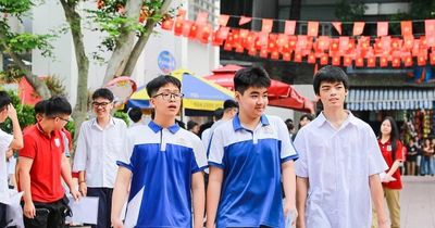 Thi lớp 10 tại Hà Nội: Hai thí sinh mang điện thoại vào phòng thi môn Toán