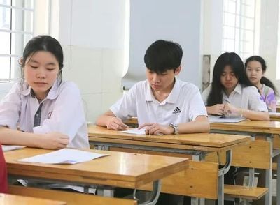Nhiều thí sinh bật khóc sau khi thi môn Toán vào lớp 10 Hà Nội