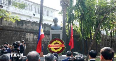 Tổng Bí thư, Chủ tịch nước và Phu nhân dâng hoa tại Tượng đài Bác Hồ ở Manila