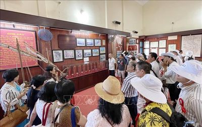 Khách du lịch đến Lý Sơn tăng cao