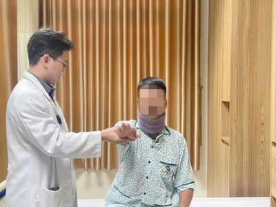 Đau vai gáy, tê bì tay kéo dài - dấu hiệu thoát vị đĩa đệm cột sống cổ dễ bị bỏ qua