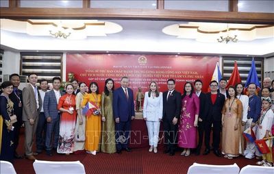 Tổng Bí thư, Chủ tịch nước và Phu nhân gặp gỡ cộng đồng người Việt Nam tại Philippines