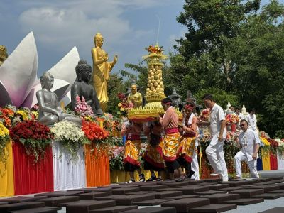 Hàng nghìn người tham gia lễ rước Kirab Waisak tại đền Borobudur