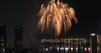 Hai câu chuyện rực sáng trên bầu trời sông Hàn