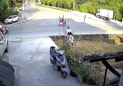 Mất lái khi băng qua ngã tư, người phụ nữ đi xe máy lao thẳng vào nhà dân