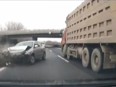 Chuyển làn bất cẩn trên cao tốc, ô tô xoay vòng rồi bị xe phía sau tông mạnh