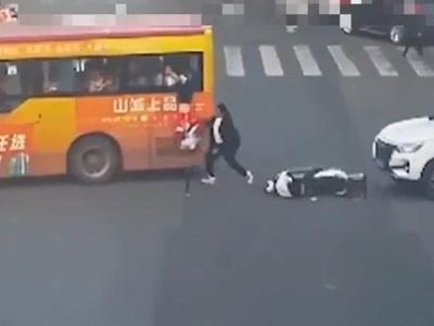 Bé gái rơi khỏi cửa sổ xe buýt, người đàn ông vứt xe máy lao tới cứu